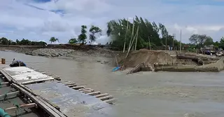 ভাঙন ঠেকাতে নদীর বালু; উল্টো বিপদ ডেকে আনছে প্রকল্প